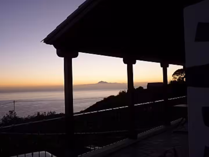 Terraza de la vivienda al atardecer